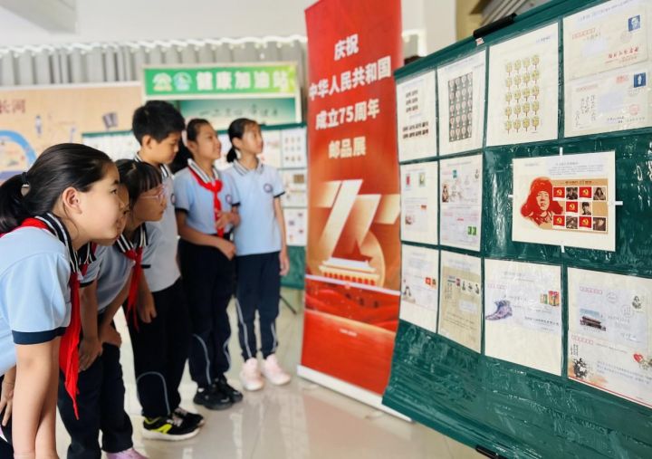 威海市北竹島小學(xué)舉行“方寸伴我行，祖國(guó)在心中”紅色主題郵展